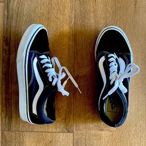 Lightly worn Vans women’s tennis shoes